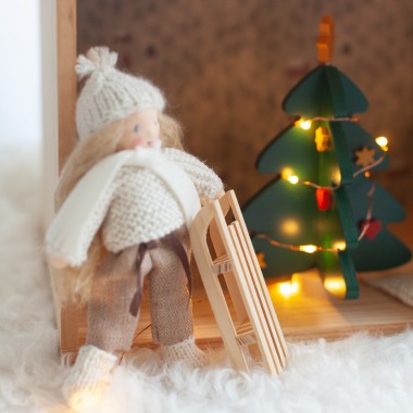 Sapin de Noël et luge en bois