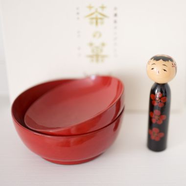 Bowl with lacquer lid in red