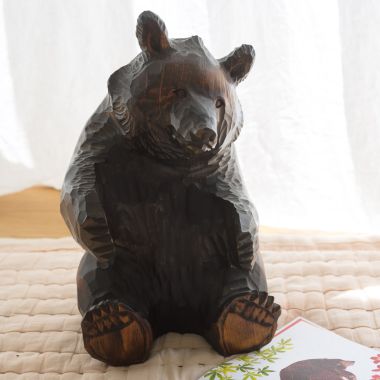 Grand ours sculpté d'Hokkaido