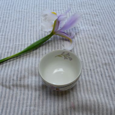 Tasse aux iris vintage
